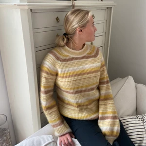 Stickad randig tröja  - Stickad randig tjocktröja i gul/vit/beige som passar perfekt till hösten och vintern. I bra kvalitet och skick då den inte kommit till användning och därav säljs. Från Second Female i storlek M💛💛