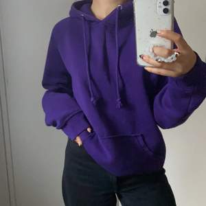 Skön lila hoodie från Bik Bok, använd fåtal gånger, strl: S, snygg passform & perfekt för vintern <<3