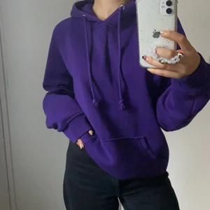 Lila hoodie - Skön lila hoodie från Bik Bok, använd fåtal gånger, strl: S, snygg passform & perfekt för vintern <<3