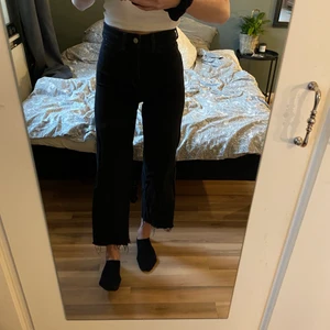 Svarta vida byxor, hm - Svarta vida byxor från hm i storlek 34, för korta för mig som är 173 cm💕