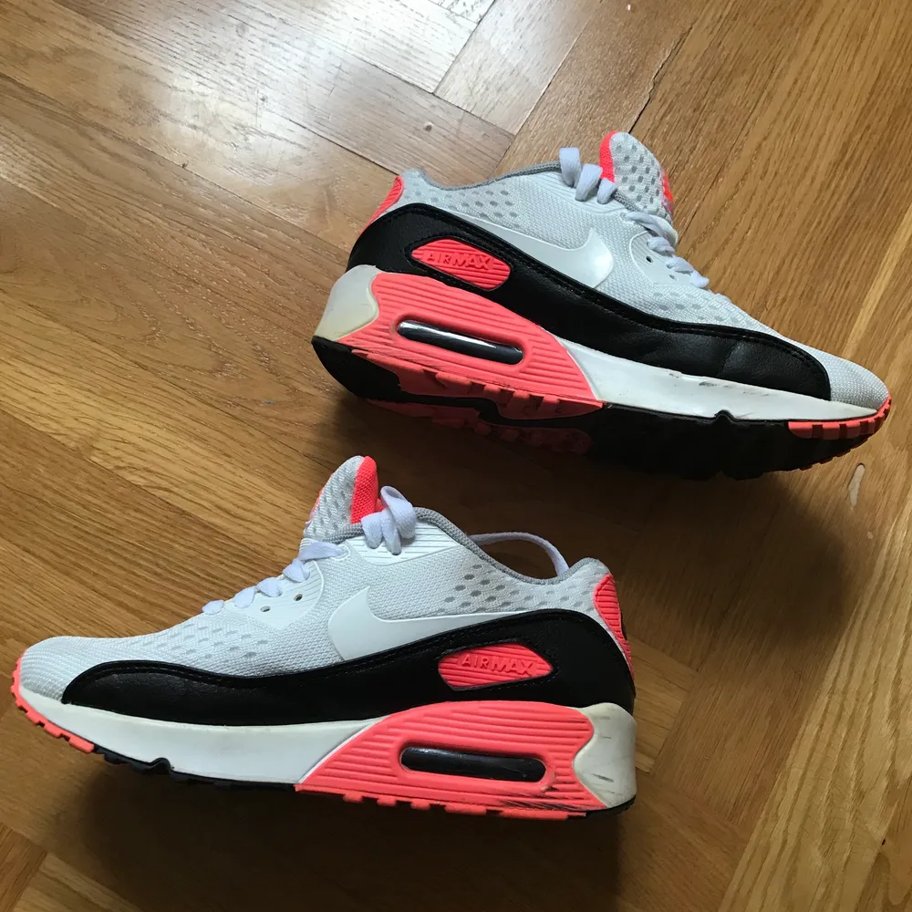 Women’s Nike Air Max 90 Sneakers - Size 36. Like new, only worn a few times. Buyer pays for all shipping costs. All items sent with tracking number.   No swaps, no trades, no offers. . Skor.