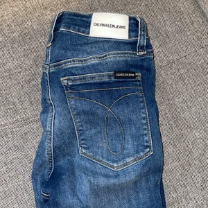 Calvin Klein jeans  - Aldrig använda och är stretchiga. Väldigt fint skick ny pris 1100 slutsålda på johnells