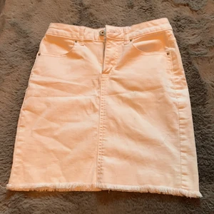 St xs - Säljer denna snygga vita jeans kjol i storlek xs. Finns en liten fläck under fickan. Man kan väl få bort de med något husmorsknep. Inget man tänker på iallafall jag. HUND FINNS I HEMMET🐶