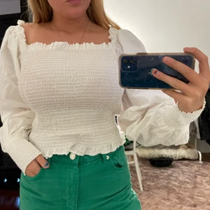 Blus från Gina - En fin blus som passar alla då den har massa resorband. Använt ett fåtal gånger men i bra skick!