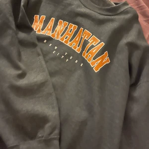 Oversize tröja med tryck - Säljer denna oversize tröja från Nelly, den är enbart testad 1-2 ggr, i strl M/L💞💞 Stor i storleken då den är oversize