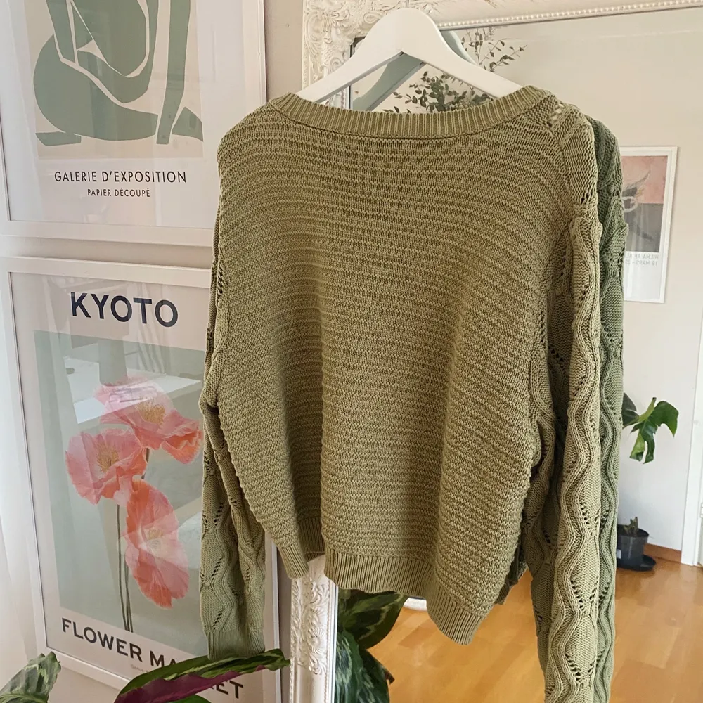 Säljer en grön stickad tröja från ASOS med solrosor på. Storlek L och är true-to-size. Helt oanvänd . Stickat.