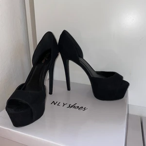 Klackar storlek 37 - Klackar (höjd med platå ca 13 cm) från Nelly i storlek 37, aldrig använt. Säljer för 200kr