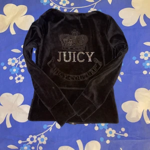 Juciy kofta - Så fin juciy kofta som är alldeles för liten på mig som har S, men funkar nog bra på någon som är XS/XXS inga av stenarna har ramlat av! Hör av dig om du har frågor