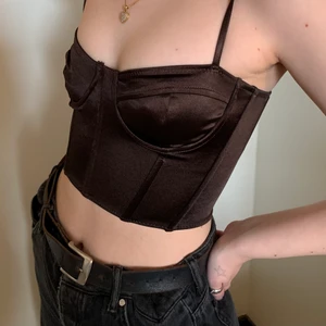 korsett-top - säljer min korsett-top från H&M, använd 2-3 gånger, bra skick. Säljer den för att den är aningen för liten för mig. Den har en dragkedja i ryggen. Har ni frågor eller funderingar är det bara att skriva! frakten är inlagd i priset 💕