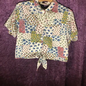 Vintage blommig bomullstop  - Hon är blommig 🌻 Hon är i bomull 🌻 Hon är urgullig med en liten tofsgrej där fram! 🌻 Köpt på second hand och använt en del men hon är gjord på den gamla goda tiden när bomullskläder gjordes för att hålla 😩 Skulle säga medium på den här gobiten!