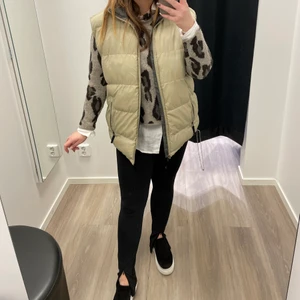 Beige väst storlek XL - BEIGE OVERSIZED VÄST 🌻 Säljer en tjockare oversized väst som kommer från ett märke som heter success.  storlek XXLmen lite mindre i storlek enligt mig. Jag är en M och har använt den som en oversized som referens. Obs se bild. Använd men fortfarande i fint skick. Inga revor eller hål. Det enda jag har att anmärka på är lite slitage vid sidan bredvid dragkedjaninget men inget som påverkar funktionen på dragkedjan! och att spännet på sidan töjts ut. Kan skickas mot frakt