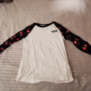 Vana tröja  - Annorlunda tröja från vans. Fint skick. Stl S