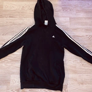 Adidas tjocktröja - En vanlig adidas performance tjocktröja, säljer för jag jobbar på adidas och har hundra adidas tröjar så måste rensa ut! Äldre modell, använd men är i bra skick. Frakt inte inkluderat i pris.