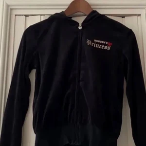 y2kk tröja - snygg tröja jag gör intressekoll på dom för är inte  säkert på om jag ska sälja dom or inte storlek xs kan man säga