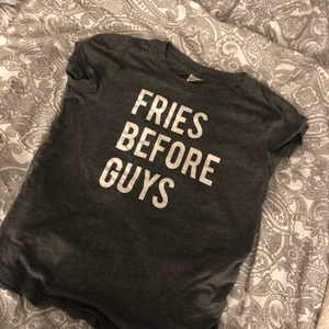 Grå t-shirt - Grå T-shirt från Gina tricot, säljer då den inte kommer till användning. Stretchig💓