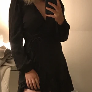 Brun klänning - Brun klänning från bikbok med knytning i midjan. Pris: 100 +frakt 66kr 💕