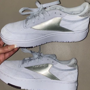 Reebok sneakers storlek 35.5/36 - Reebok sneakers. Storlek 35.5 men passar en 36:a. Inga synlig skador, mycket bra skick. Använda Max 3 ggr. Köpta för 1200 kr. Säljs för 100 kr. 