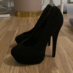 Klackskor - Höga klacksor, svart mocka, använd några gånger stl 35