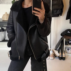 Fake skinn/mocka jacka storlek 34  - Väl använd men annars felfri bortsett från hängöglan 😊