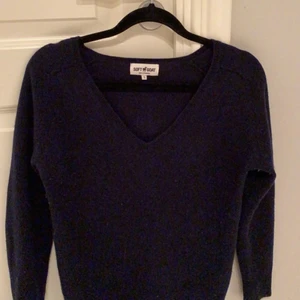 Soft goat tröja - Säljer nu min marinblåa soft goat tröja. Tröjan är lite nopprig på undersidan av armarna därav priset! 