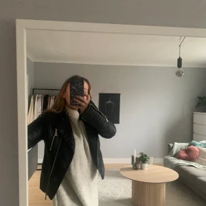 Skinnjacka - Chiquelle strl 40 (har S men den passar då över stickat utan att den är tajt).  Använd endast 3 gånger! Ordinarie pris 799kr