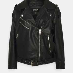 Skinnjacka  - Supersnygg modern skinnjacka från ONLY                            Helt oanvänd, lappar och skydd kvar!                                   Nypris 750🥰