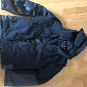 Svart skid och vinterjacka - En svart jättefin vinter och skidjacka som knappt är använd🖤den är i storlek 158/164 men passar mig som har XS i jackor!