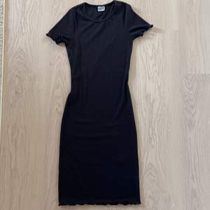 Tajt och fin klänning i svart, perfekt nu till höst🤩