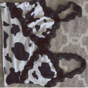 Linne - linne med ko mönster och spetz, säljer pga jag inte andvänt den. 50kr + frakt