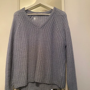 Blå stickad tröja - Blå stickad tröja i storlek S. Den ser ut att vara i ett material som sticks men den är helt tvärtom, mjuk o go:)) använd ett fåtal gånger bara