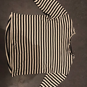 Randig Zara tröja - Den här tröjan är från Zara och är supertrendig och slutsåld. Tröjan har används lite men är i nyskick. Köpte den för ca 200 kr. Köparen står för frakten❤️❤️ Tröjan är i storlek 164 men passar även som  XS. Direkt köp 50 kr