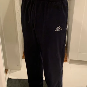 Kappa byxor - Kappa mörk blåa träningsbyxor. De är i storlek M-L och har snöre man kan knyta på insidan som du ser på 3 sliden. Pris kan diskuteras och ställ alla frågor du undrar😁