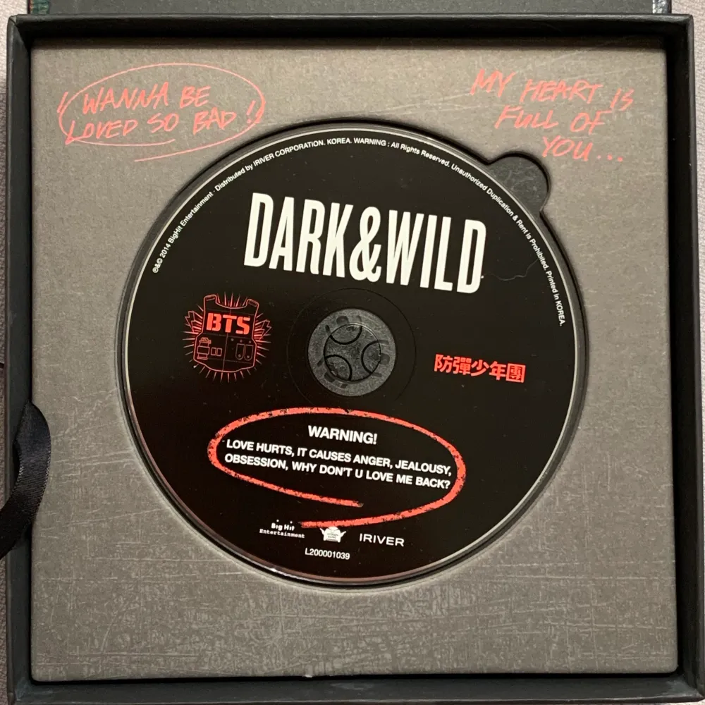 Jag säljer mitt dark&wild album!! Anledningen är att jag tyvärr inte är så intresserad av bts längre. Albumet är i väldigt fint skick🥰 Pc på bild nr 3 !! . Övrigt.