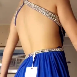 Balklänning Blå - Säljer min balklänning, använd en gång, marinblå med pärlor, SÅ fin men kommer inte komma till användning något mer nu tyvärr💙 Köpt ny för 1300kr ungefär. Bra skick, endast en liten pärla som ramlat av i nacken , syns inte