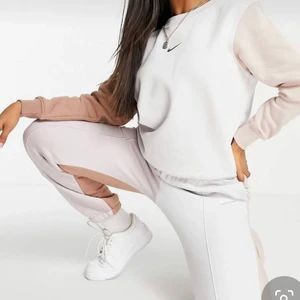 Nike mjukisset  - ”Nike Metallic Swoosh colour block tracksuit in neutrals”, andvänt ca3 gånger. Svalt o skönt mjukisset. Byxorna är i L o hoddien i XL. frakt tillkommer 