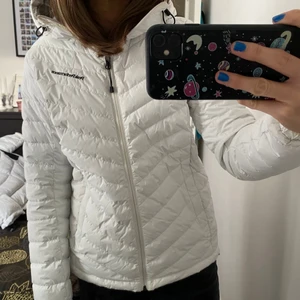 Peak performance  - Vit dum jacka ifrån peak performance, jätte fint skick nästan helt oanvänd.