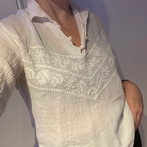 Hippieblus - Väldigt fin snygg blus, knappar vid armarna, fint och unikt mönster. 