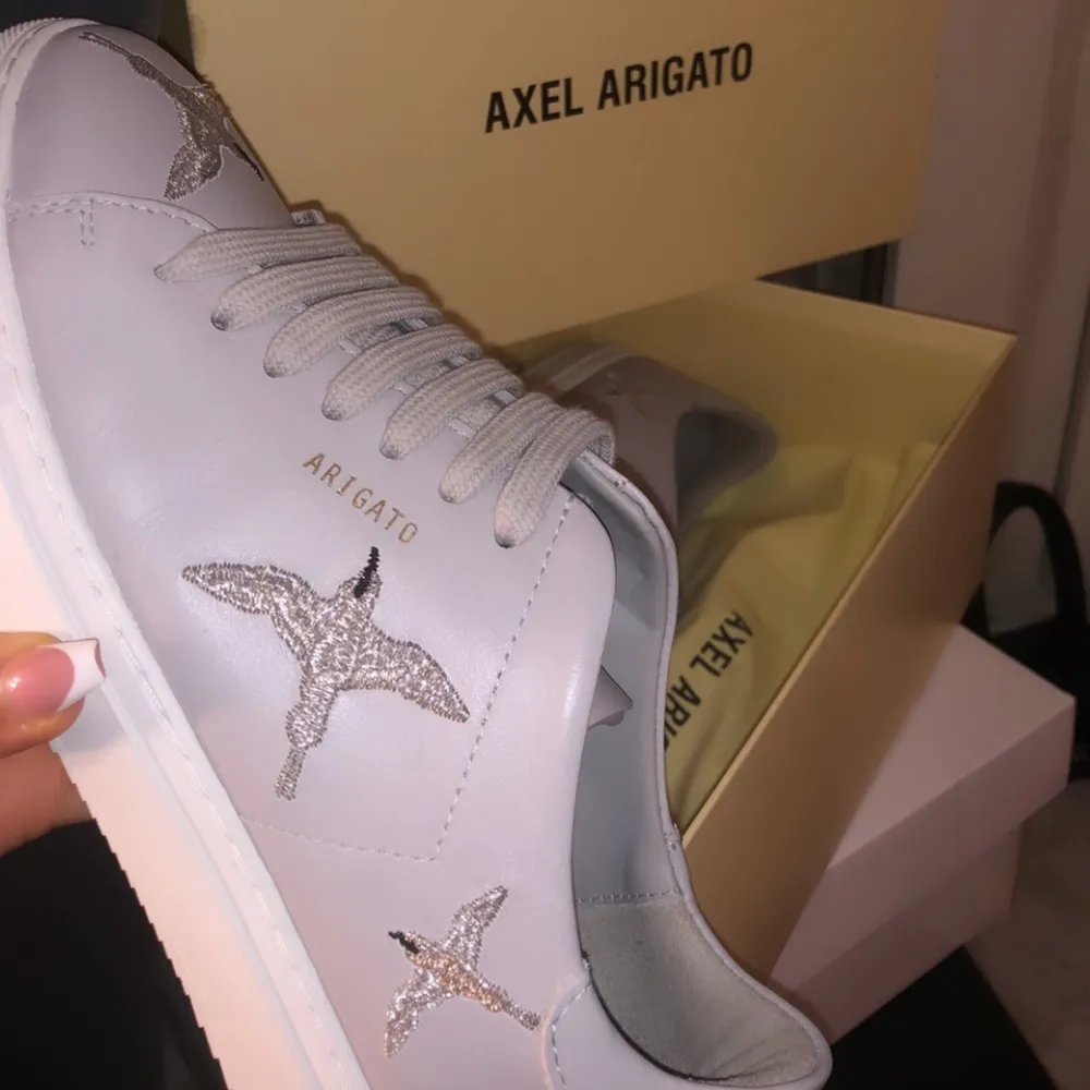 Säljer ett par Clean 90 Bird Axel Arigato skor i färgen grey/silver strl 37, pga att de aldrig kommer till användning. Endast använda en gång men är i nästintill nyskick, köpta från NK för 2000, säljer nu för 1100, priset kan diskuteras vid snabb affär 🤍  (skolåda, dustbag & kvitto medföljer om så önskas). Skor.