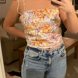 Söt topp  - Söt topp med resor i ryggen som ger en snygg passform, justerbara band man kan knyta om själv. 