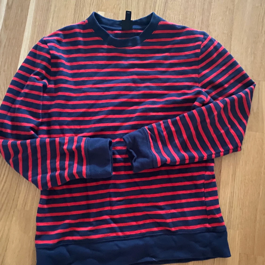 Röd svart randig tröja