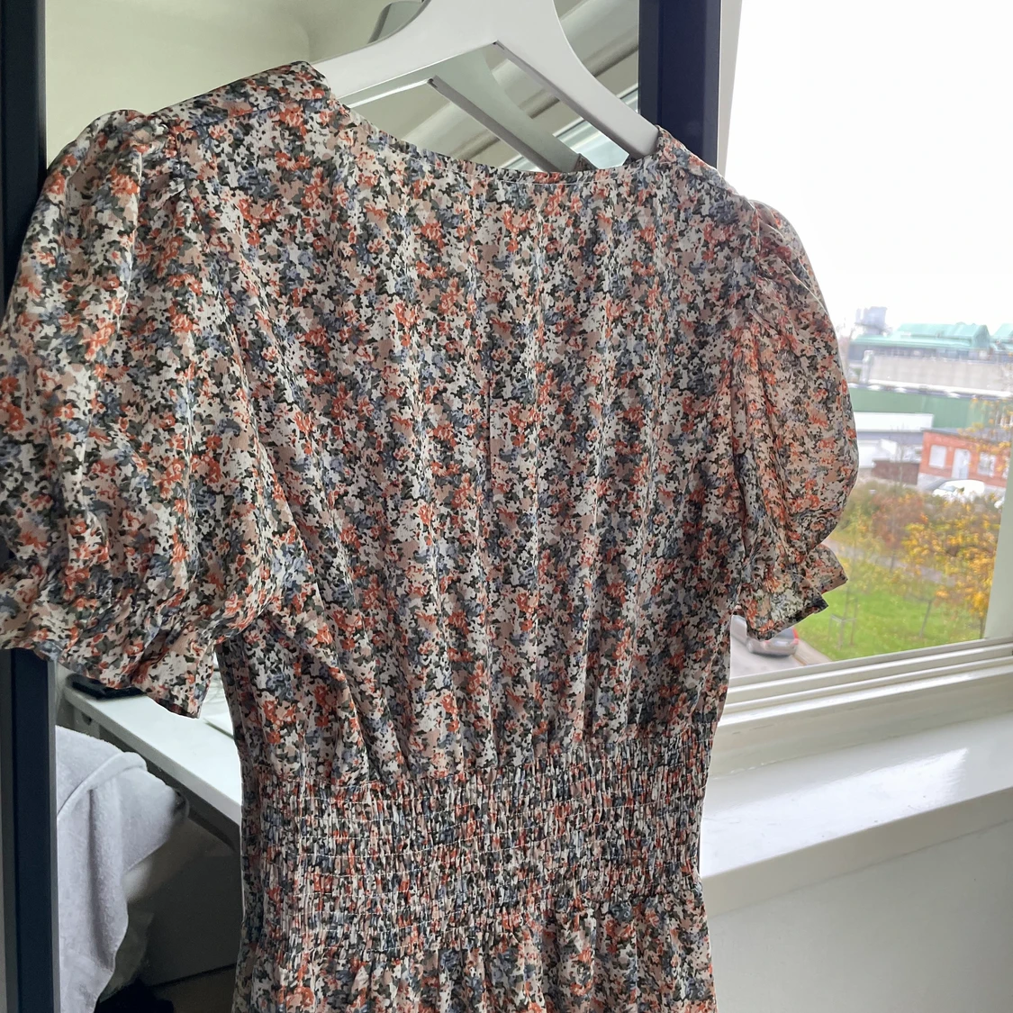 Superfin blommig klänning - 90