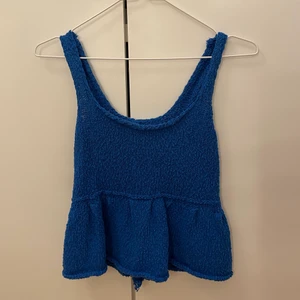 Blått linne från Zara - Supergulligt mörkblått stickat linne från Zara. Storlek S.