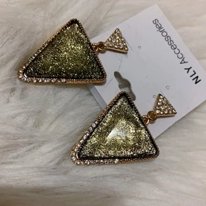 Triangel Örhängen  - Guldiga triangel formade örhängen. Jättesnygga! Bra kvalité, i jättebra skick. 