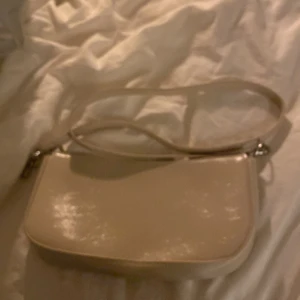 Väska  - Bege väska. Köparen står för frakt. 