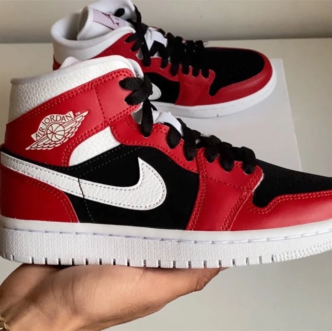 Jordan 1 mid gym red