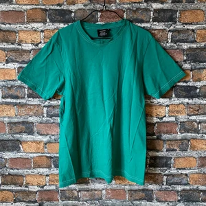 Grön t-shirt - En simpel grön t-shirt i bra material. Kommer inte till användning därav säljes. True to size. Inga flaws, i fint skick. Köp nu!