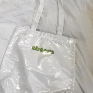 Vit tygpåse - Supernajs vattentät tygpåse. Tveka inte på att höra av dig om frågor! Möts upp i Stockholmsområdet❣️ men undantag går att göra! ;)