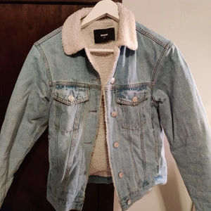 Jeansjacka - En gosig jeansjacka från Bikbok med en vintage look💙 Väldigt varm och skön nu på hösten! Frakt tillkommer!