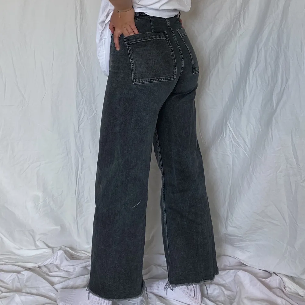 Säljer dessa superfina vida jeans från zara🤍De är highwaisted med snygga detaljer som att det saknas fickor fram, fickorna bak är fyrkantiga och det är fransar nedtill🤍🤍🤍🤍🤍(köpare står för frakt). Jeans & Byxor.
