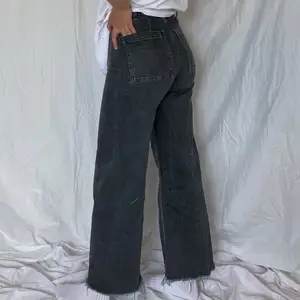 Säljer dessa superfina vida jeans från zara🤍De är highwaisted med snygga detaljer som att det saknas fickor fram, fickorna bak är fyrkantiga och det är fransar nedtill🤍🤍🤍🤍🤍(köpare står för frakt)